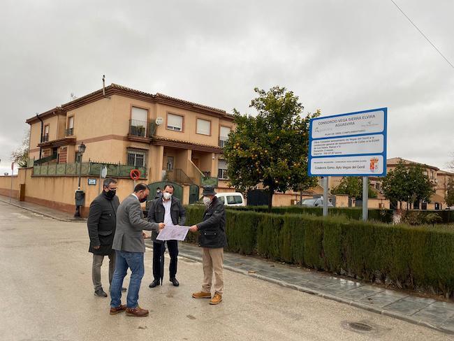 el alcalde y el concejal de Urbanismo de Vegas, junto a los responsables del Consorcio Vega Sierra Elvira y la empresa Aguasvira.