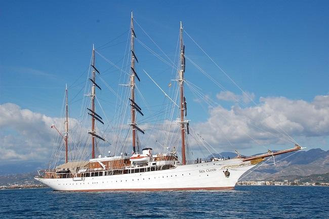 Imagen de archivo de un velero en el Puerto de Motril.