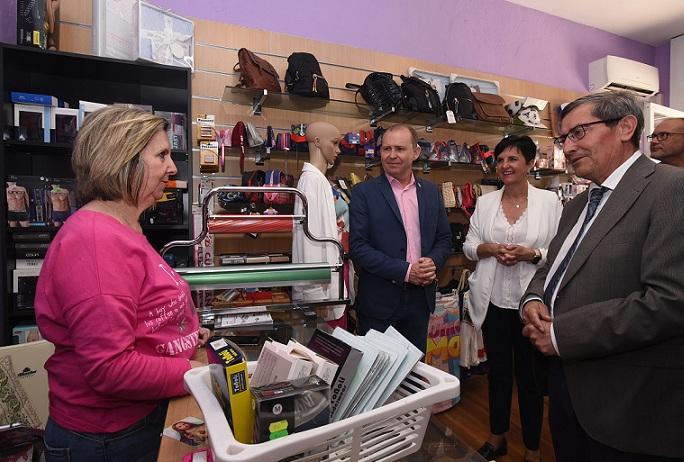 Entrena habla con la propietaria de una tienda en Vélez de Benaudalla. 