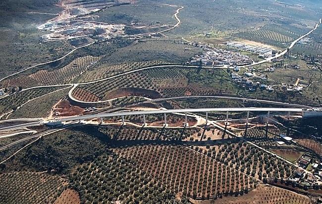 Imagen del viaducto, uno de los tramos ya finalizados de la Variante de Loja.