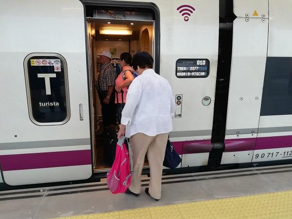 Viajeras subiendo a un tren AVE en Granada, en una imagen de archivo.