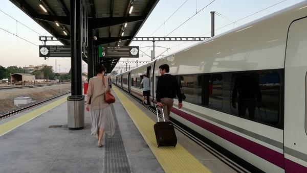 Viajeros de un tren AVE procedente de Madrid.
