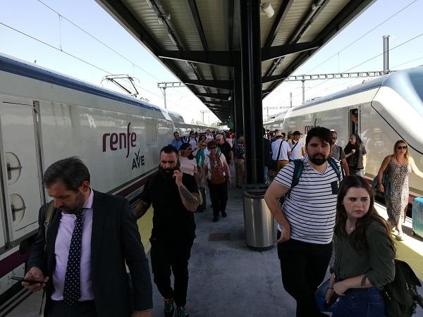 Viajeros en la estación de Granada. 