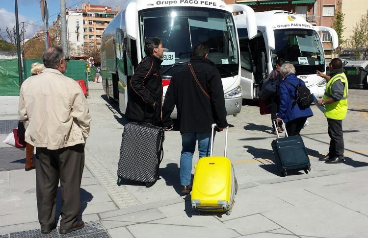 Viajeros subiendo al autobús en la estación de tren de Granada para viajar a la de Antequera.