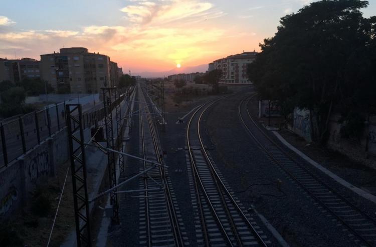 Las vías del tren al converger en dirección al Camino de Ronda y la estación.