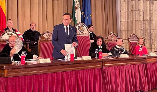 El consejero de Universidades en la inauguración del curso académico de la UGR.