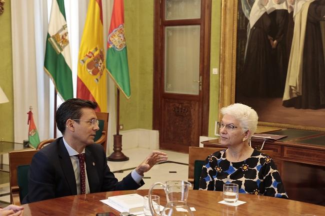 Reunión entre el alcalde de Granada y la embajadora de Israel.