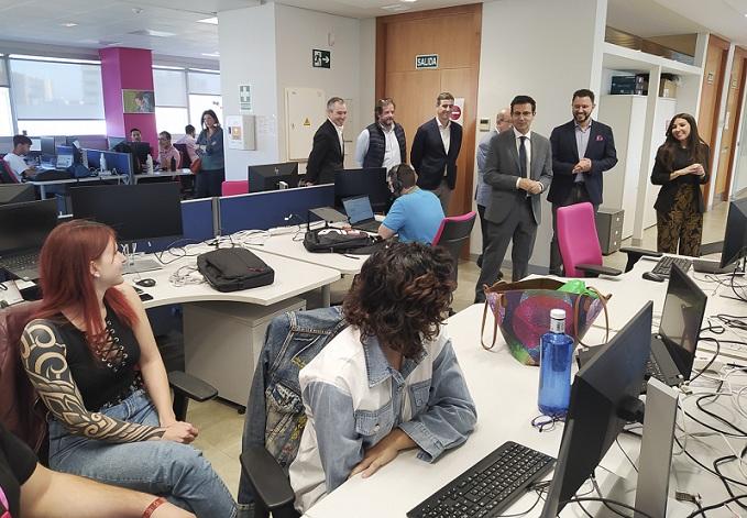 Visita del alcalde a la sede de la empresa en Granada.