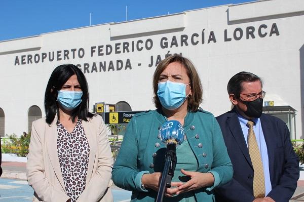 Sandra García, con Inmaculada López y José Entrena, este martes en el Aeropuerto.