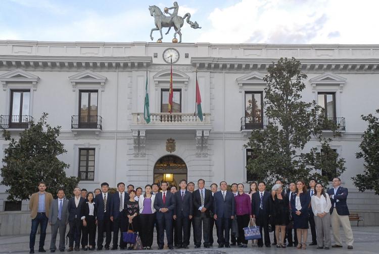 La delegación china, con los representantes institucionales granadinos y del sector turístico, a las puertas del Ayuntamiento.