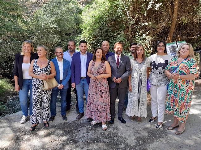 Carmen Crespo, con representantes de la Junta y el PP, en la visita a Dúrcal.