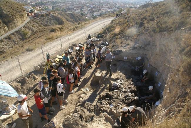 Visita de escolares al yacimiento de Baza.
