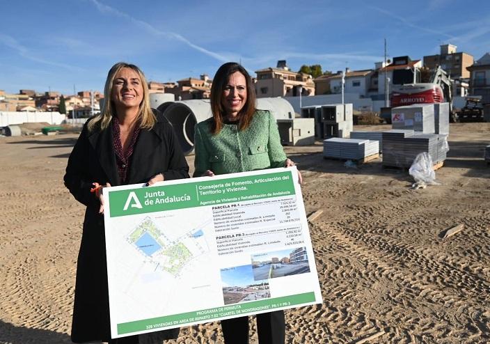 Marifrán Carazo y Rocío Díaz, con un cartel sobre la licitación. 