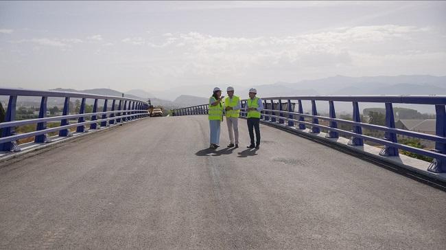 El delegado del Gobierno de España en Andalucía con el subdelegado y la alcaldesa de Atarfe en la visita a la GR-43.