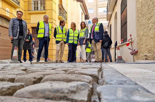 Visita de la consejera de Fomento, junto a la alcaldesa, a obras en el casco histórico de Motril.