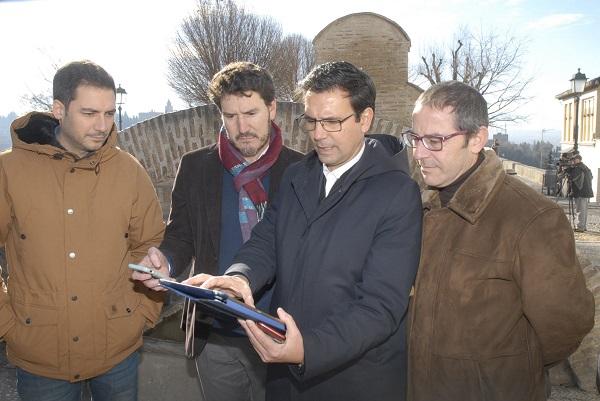 El alcalde con el representante de Emasagra y los ediles Eduardo Castillo y Miguel Ángel Fernández Madrid.