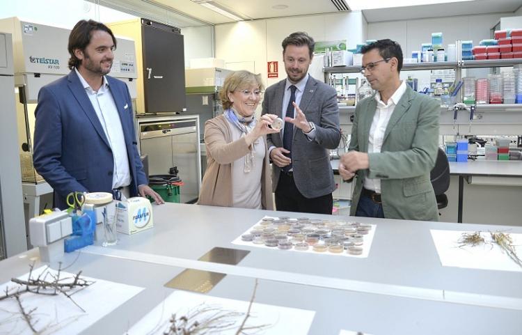 Visita del alcalde a la Fundación Medina. 