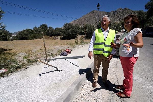 El diputado de Obras con la alcaldesa del municipio.