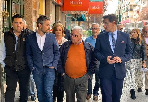 Luis Salvador, con el presidente de los vecinos del Zaidín y el edil Olivares. Luis Salvador, con el presidente de los vecinos del Zaidín y el edil Olivares.