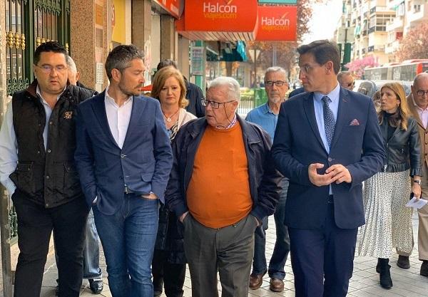 Luis Salvador, con el presidente de los vecinos del Zaidín y el edil Olivares.