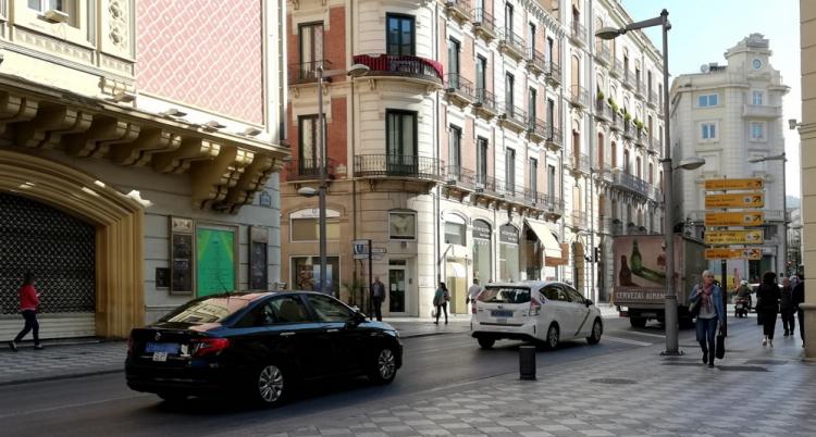 Un VTC y un taxi circulando por Recogidas.