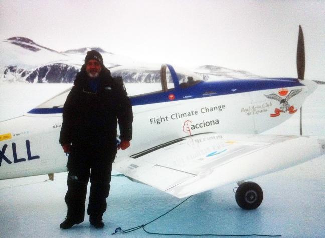 El piloto Miguel Ángel Gordillo, tras su vuelo en la Antártida.