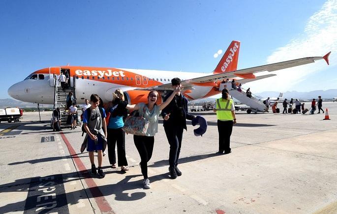 Primeros turistas que llegaron en el vuelo a Manchester el pasado julio.