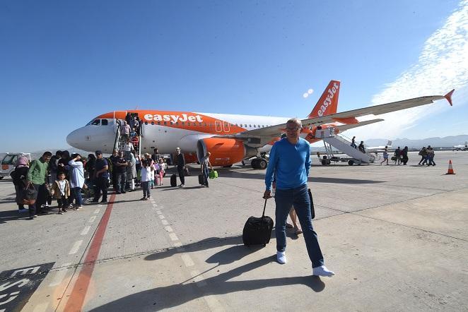 Pasajeros del primer vuelo que llegó procedente de Mánchester.