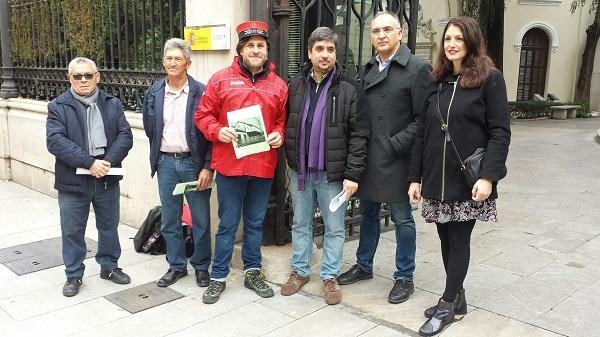 Representantes del colectivo con los profesores universitarios que elaboraron el estudio sobre la línea.