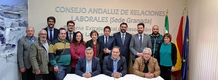 Representantes sindicales, empresariales y de la Junta, en la firma del acuerdo.