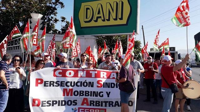 Concentración en la puerta del Híper Dani de Armilla. 