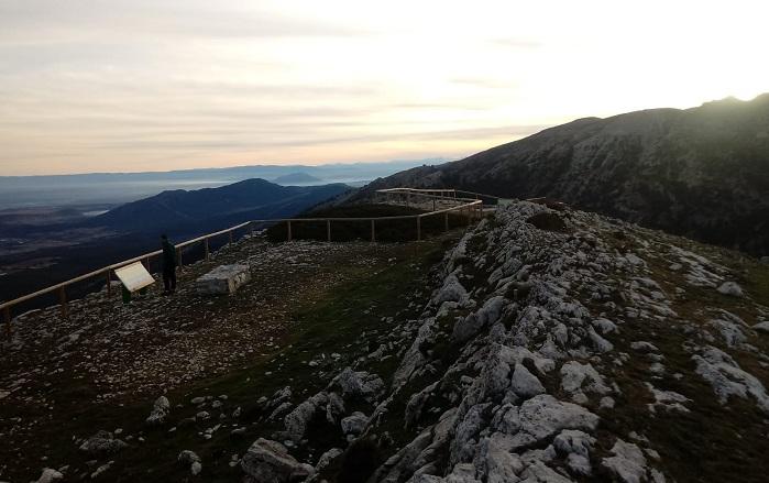 El mirador tiene tres paneles indicativos de las espectaculares vistas que ofrece.