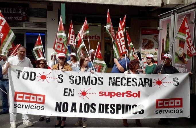 Concentración frente al súper de Martínez Campos.