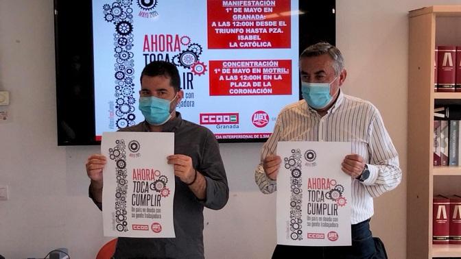 Daniel Mesa (CCOO, a la izqda.) y Juan Fco. Martín, de UGT, con el cartel reivindicativo de la manifestación. 