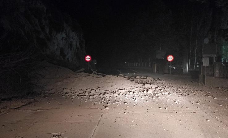 La Junta fue alertada de madrugada del desprendimiento, que se aprecia en medio de la vía. 