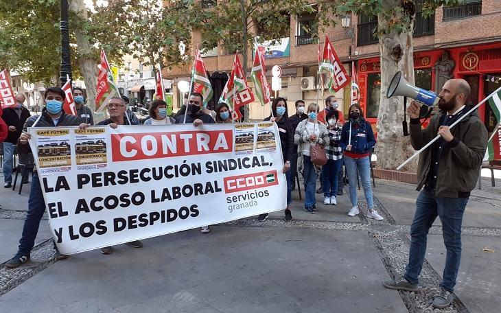 Un momento de la protesta en la plaza Mariana Pineda, frente al Café Fútbol. 