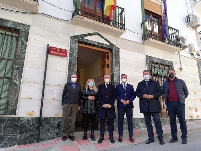 Autoridades en la puerta del Ayuntamiento de Algarinejo. 
