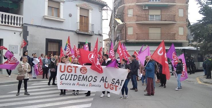 Concentración de la plantilla en Pinos Puente. 