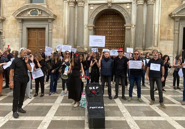 Protesta en Plaza Nueva, con un ataúd y manifestantes de luto. 