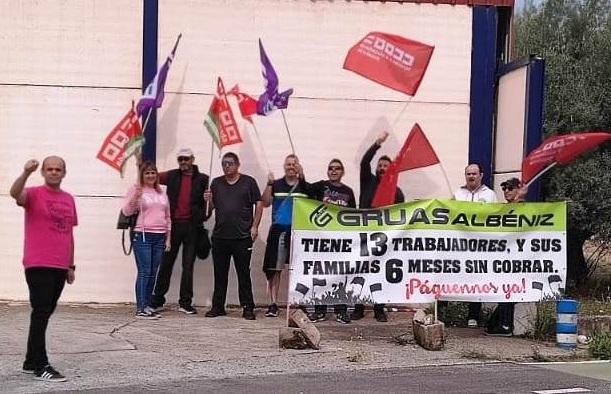 Concentración de trabajadores este viernes en la puerta de Grúas Albéniz. 