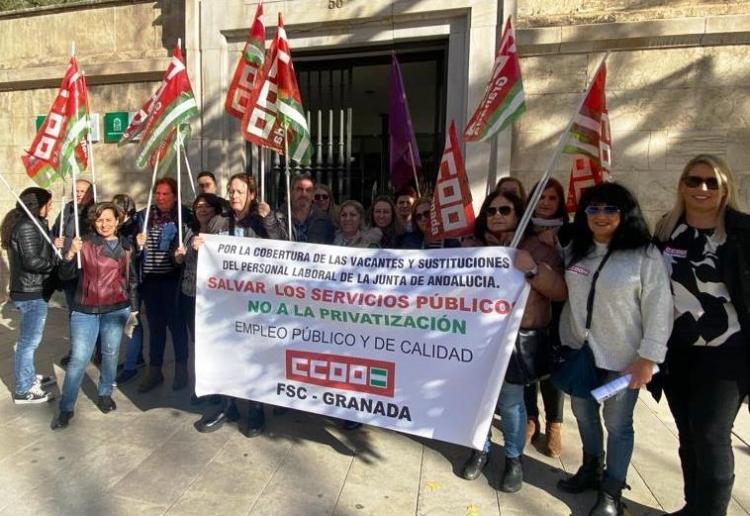 Protesta sindical frente a la sede de la Junta en Gran Vía. 