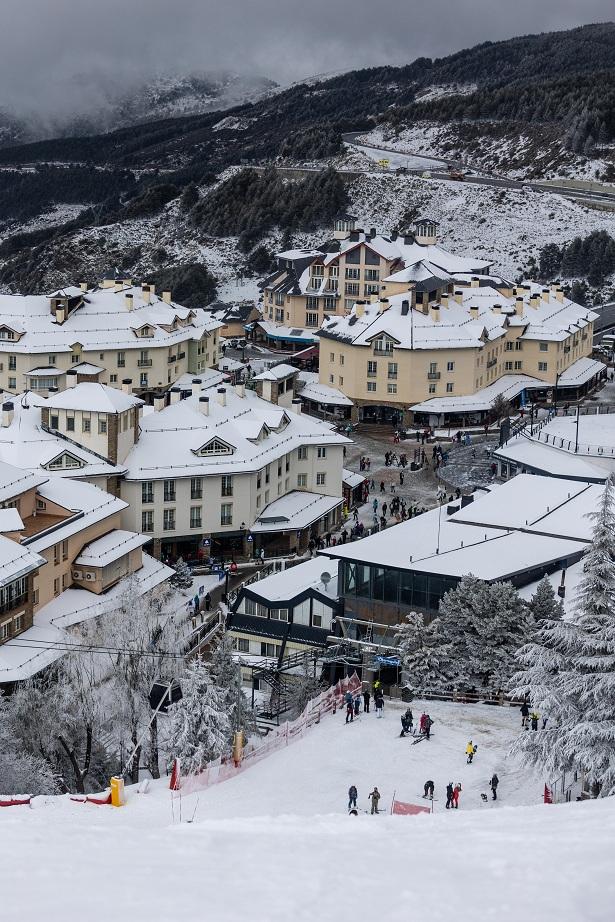 La nieve ha dejado una bella estampa de la urbanización de Pradollano. 