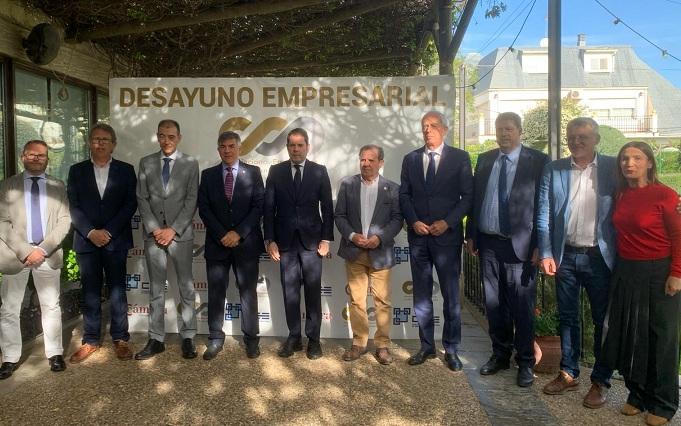 Representantes empresariales y políticos participantes en la reunión. 