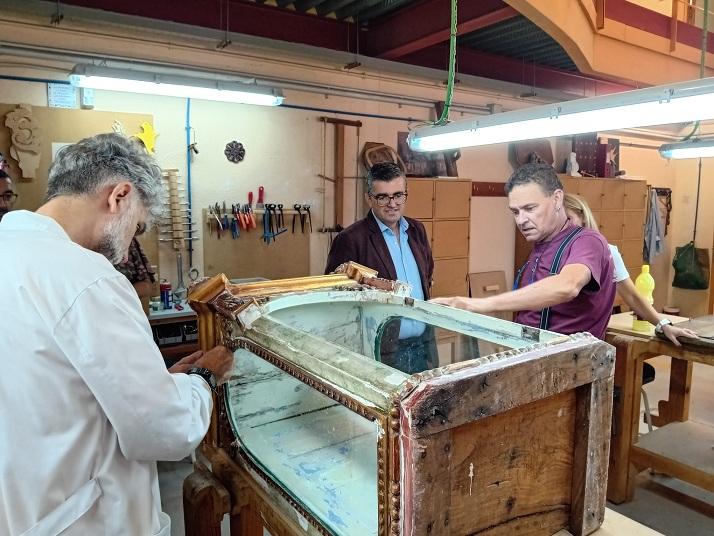 Visita a uno de los talleres de recuperación de mobiliario antiguo.