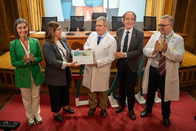 Entrega de la acreditación al Virgen de las Nieves.