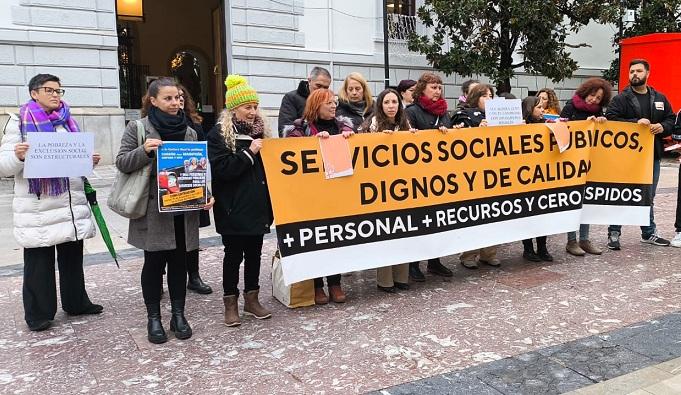 Protesta este martes en la puerta del Ayuntamiento de Granada.