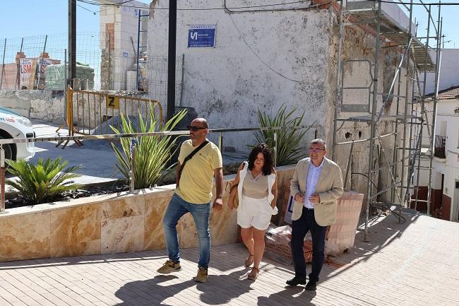 El subdelegado, con la alcaldesa, en su visita a las obras.