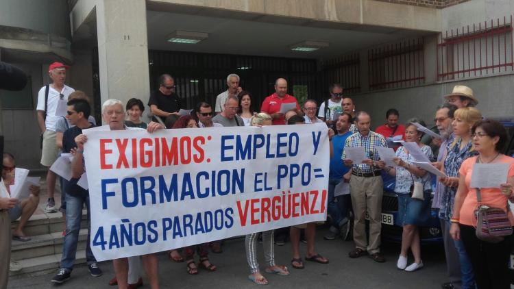 Concentración hoy ante el centro de Cartuja.