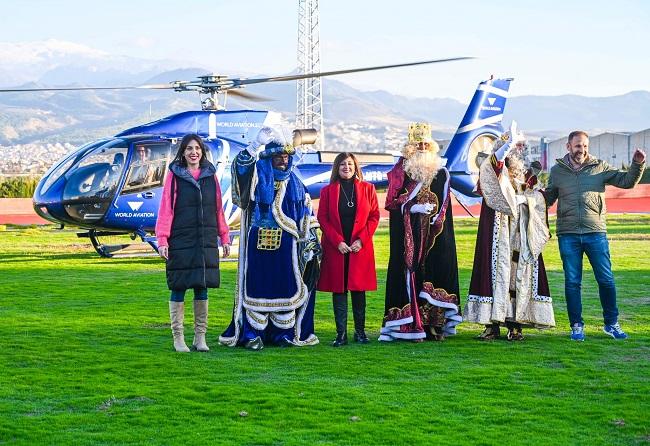 Como es tradicional, los Reyes Magos han llegado en helicóptero a Armilla. 