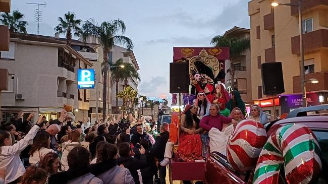 La carroza del rey Gaspar reparte balones entre el público en Almuñécar.